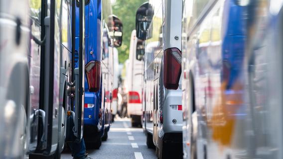 Busfahrer wird auf A9 in Oberfranken ohnmächtig - Passagiere verhindern Schlimmeres