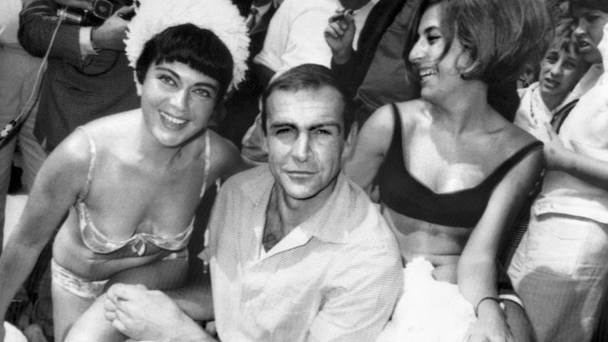 Auch jenseits der Leinwand von schönen Frauen umringt: Sean Connery 1965 bei den Filmfestspielen in Cannes.