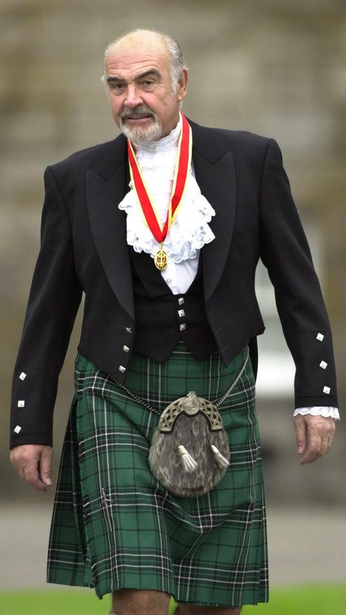 Als lebenslanger "Berufsschotte" hat Sean Connery stets für die Unabhängigkeit seines Heimatlandes vom britischen Königsreich gekämpft. Auch als er im Jahr 2000 von der Queen zum Ritter geschlagen wurde, kam er zur Ordensverleihung natürlich im Kilt.  
