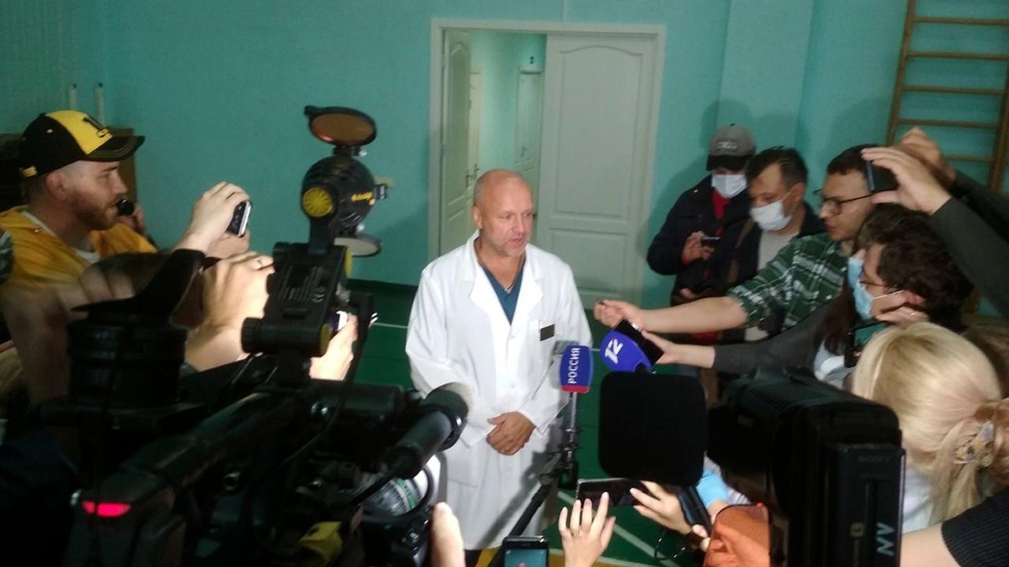 Anatoliy Kalinichenko, stellvertretender Chefarzt eines Omsker Krankenhauses, spricht bei einer Pressekonferenz. Nawalny, Oppositionsführer aus Russland, wird mit Vergiftungserscheinungen auf der Intensivstation in dem Krankenhaus behandelt. Nun soll er nach Deutschland tranpsortiert werden.
