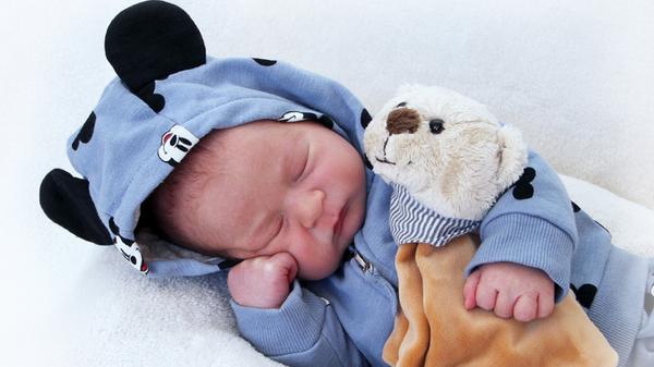 Der kleine Oskar erblickte am 16. August das Licht der Welt. Bei der Geburt im St. Theresien-Krankenhaus war der junge Mann 53 Zentimeter groß und 3510 Gramm schwer.