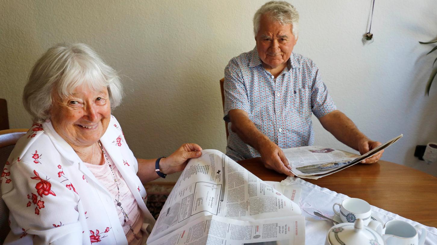 Richard Müller mit Frau Gisela beim morgendlichen Zeitung lesen. Er liest hauptsächlich den politischen Teil. Sie zuerst die Todesanzeigen.