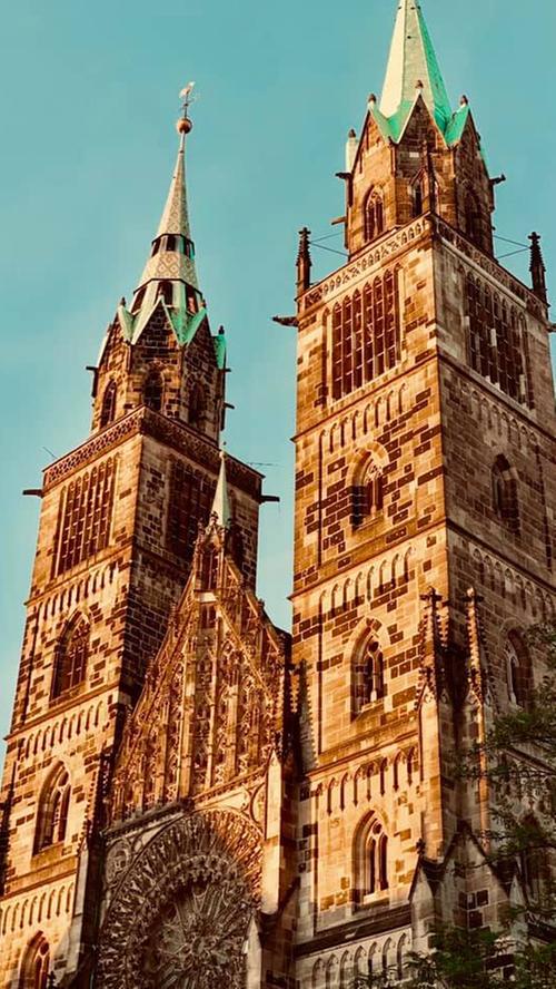 Ein weiteres beeindruckendes Bild von der Lorenzkirche. Sie ist eines der wichtigsten Wahrzeichen Nürnbergs.
