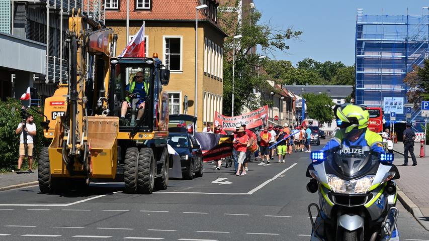Bauarbeiter aus ganz Mittelfranken demonstrieren in Erlangen