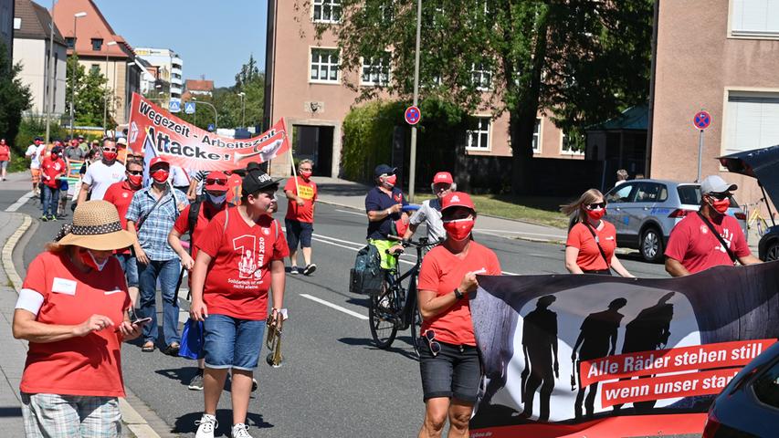Bauarbeiter aus ganz Mittelfranken demonstrieren in Erlangen