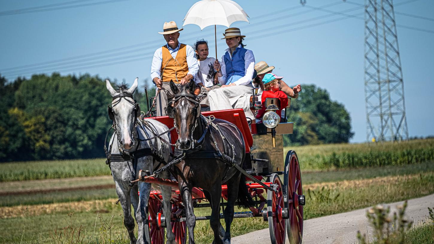Mit Hut und Schirm unterwegs: Toni Bauer und seine Lebensgefährtin auf dem Weg zum Kutschertreffen. Natürlich in standesgemäßem Outfit und historischer Kutsche.