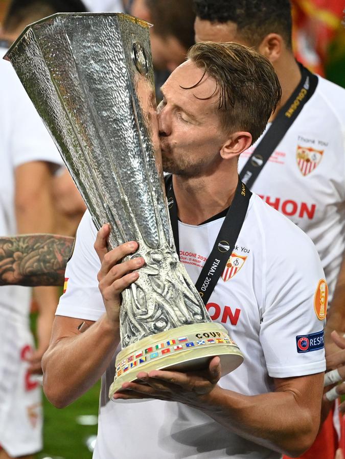 In Gladbach galt er als Fehleinkauf, beim FC Sevilla avancierte Luuk de Jong mit seinem Doppelpack im Finale zum Helden.
In Gladbach galt er als Fehleinkauf, beim FC Sevilla avancierte Luuk de Jong mit seinem Doppelpack im Finale zum Helden.