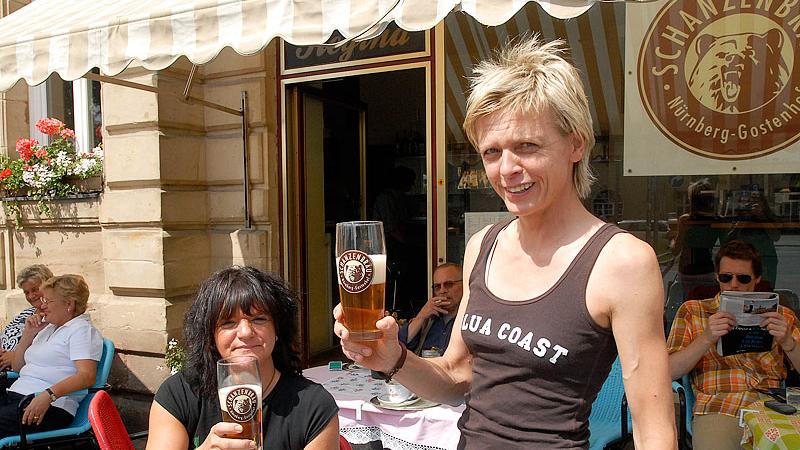 Heike Stahl (rechts) und ihre Schwester Andrea Stahl-Pröll vor dem «Salon Regina»: Mittlerweile genießen auch Bierkenner hier das Schanzenbräu.