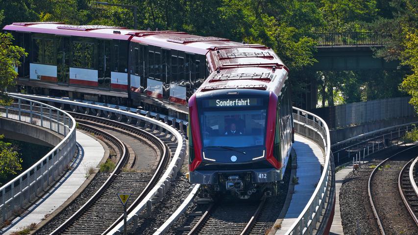 Sie heißt G1, ist rot und weiß und nimmt bis zu 600 Passagiere mit: Nürnbergs neue Generation von U-Bahn-Zügen. Drei der modernen Wagengarnituren sind ab sofort auf der Linie U1 unterwegs.