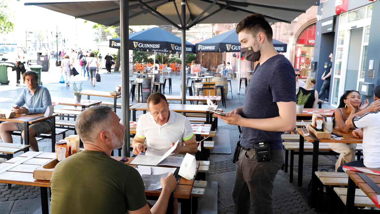 Bei Tim Kästner im "Hans im Glück" in der Königstraße geben die Gäste zwar noch gut Trinkgeld – nur kommen eben nicht mehr so viele.