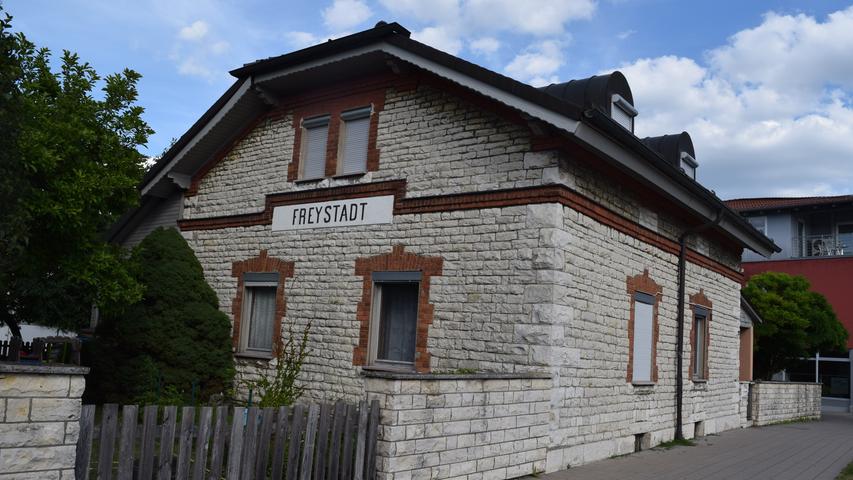 Das ist der Bahnhof in Freystadt.