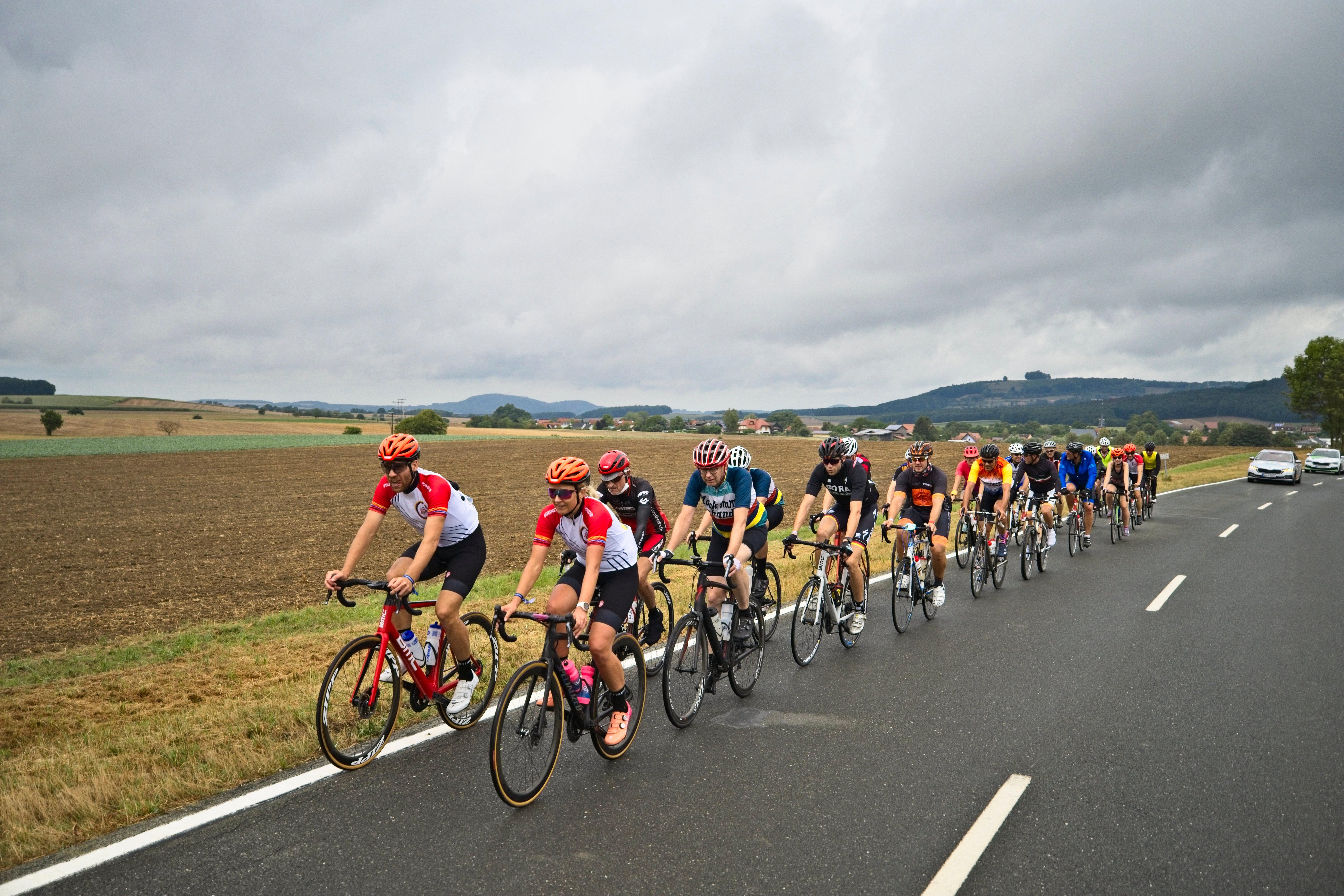 Austesten konnten wir die Strecke schon jetzt: beim "Dein Ride", der Abfahrt der Original-Strecke, geführt von ehemaligen Radprofis wie Jens Voigt und Fabian Wegmann. Ebenfalls als Guide dabei war Grischa Janorschke, Ex-Profi aus Nürnberg und langjähriger Manager des Baiersdorfer Herrmann Radteams.