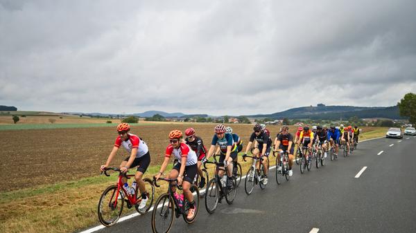 Austesten konnten wir die Strecke schon jetzt: beim "Dein Ride", der Abfahrt der Original-Strecke, geführt von ehemaligen Radprofis wie Jens Voigt und Fabian Wegmann. Ebenfalls als Guide dabei war Grischa Janorschke, Ex-Profi aus Nürnberg und langjähriger Manager des Baiersdorfer Herrmann Radteams.