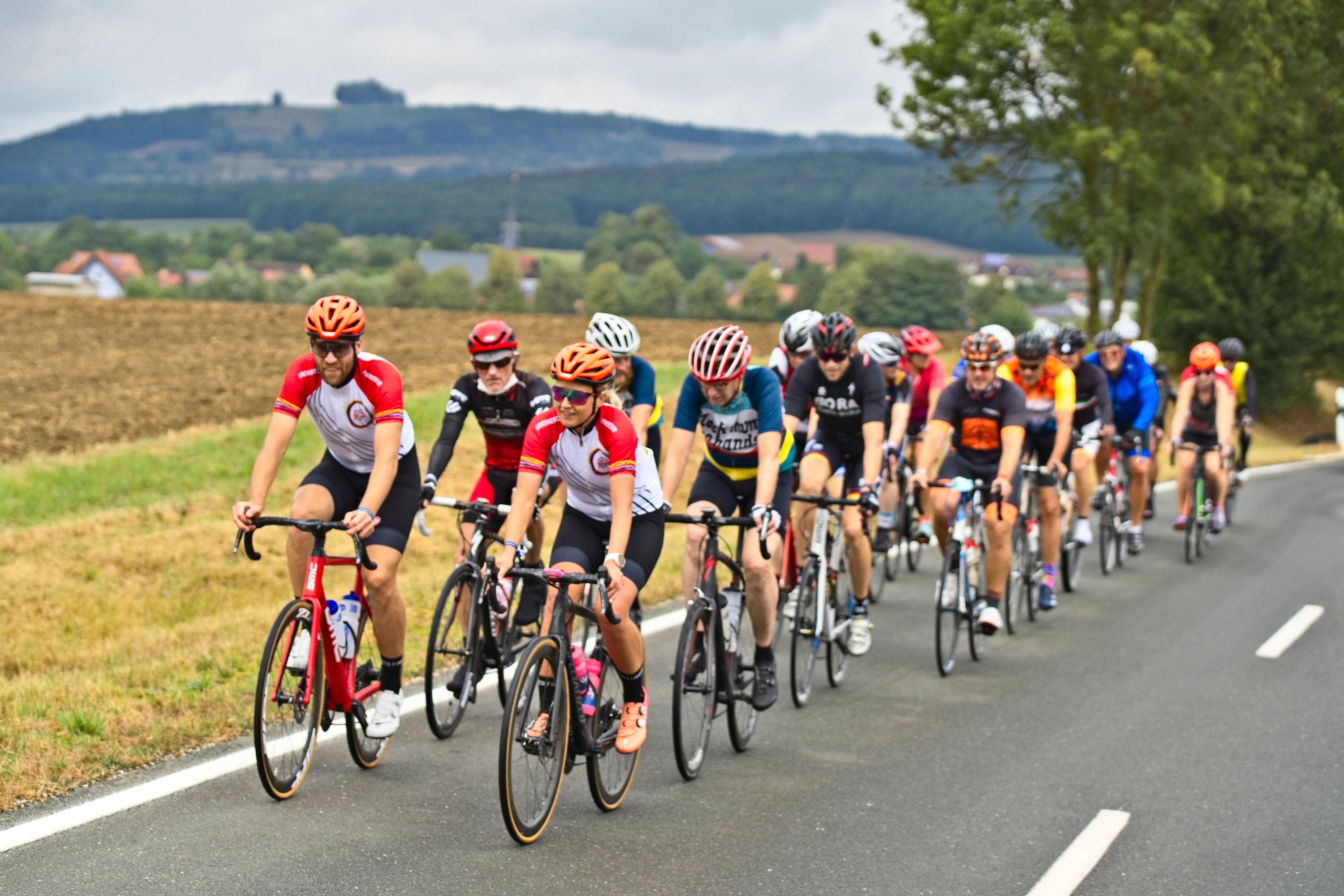 Anmelden konnte man sich entweder für eine Halb-Etappe, hier fährt die Gruppe von Ebensfeld nach Erlangen, Grischa Janorschke und sene Frau Sandra vorneweg. Ebenfalls mitgefahren sind Erlangens Bürgermeister Jörg Volleth, Sportamtsleiter Ulrich Klement und Christian Frank, der Chef des City-Managements.