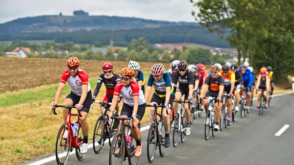 Anmelden konnte man sich entweder für eine Halb-Etappe, hier fährt die Gruppe von Ebensfeld nach Erlangen, Grischa Janorschke und sene Frau Sandra vorneweg. Ebenfalls mitgefahren sind Erlangens Bürgermeister Jörg Volleth, Sportamtsleiter Ulrich Klement und Christian Frank, der Chef des City-Managements.