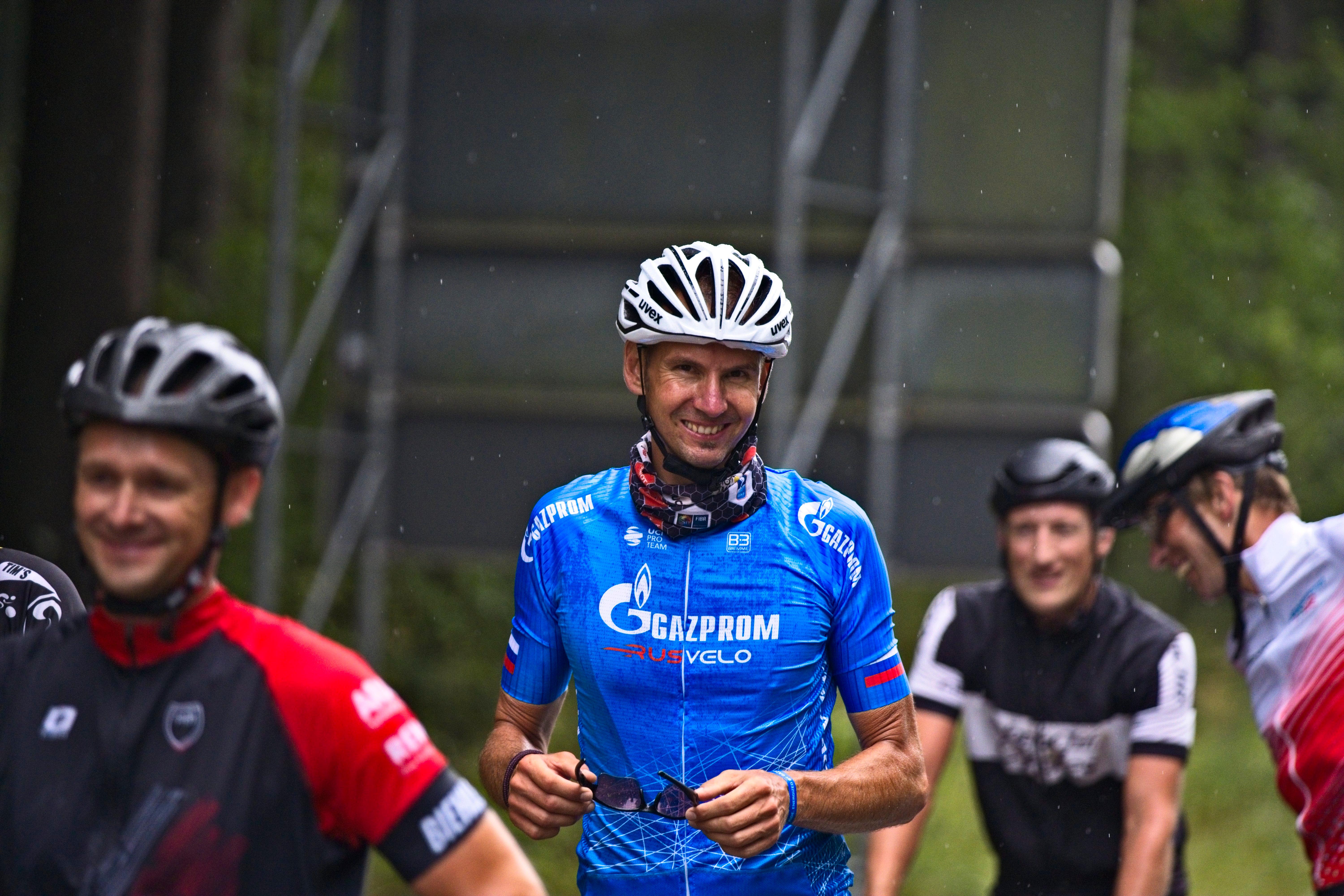 Von der Schicht bei der Erlanger Feuerwehr zur Rad-Ausfahrt: Daniel Bösch (Mitte) fuhr die komplette Etappe von Ilmenau nach Erlangen, 190 Kilometer. 