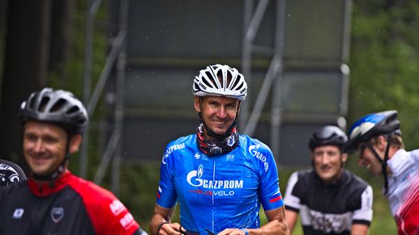 Von der Schicht bei der Erlanger Feuerwehr zur Rad-Ausfahrt: Daniel Bösch (Mitte) fuhr die komplette Etappe von Ilmenau nach Erlangen, 190 Kilometer.