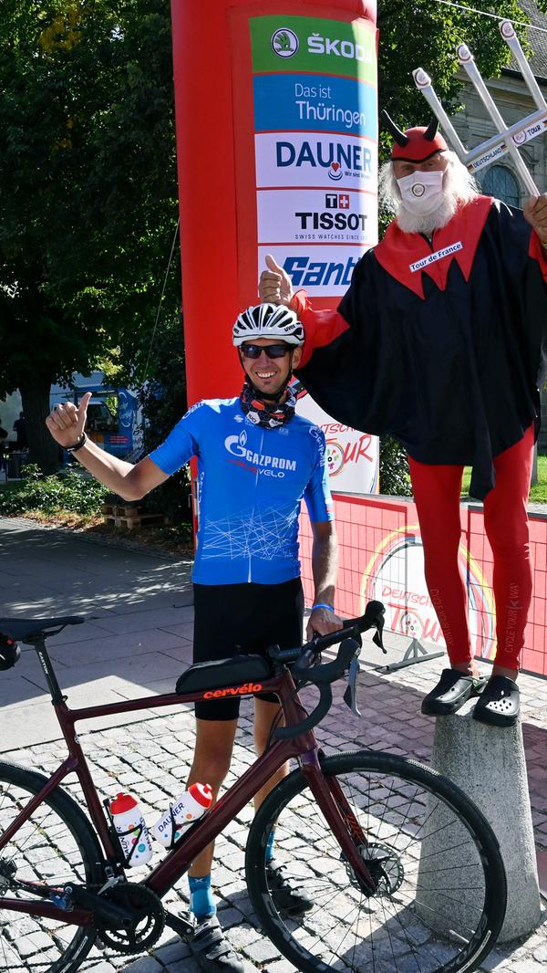 Der Erlanger Feuerwehrmann Daniel Bösch hat es auch ins Ziel geschafft. Gejubelt hat er mit dem in der Radsport-Szene bekannten Teufelchen.
