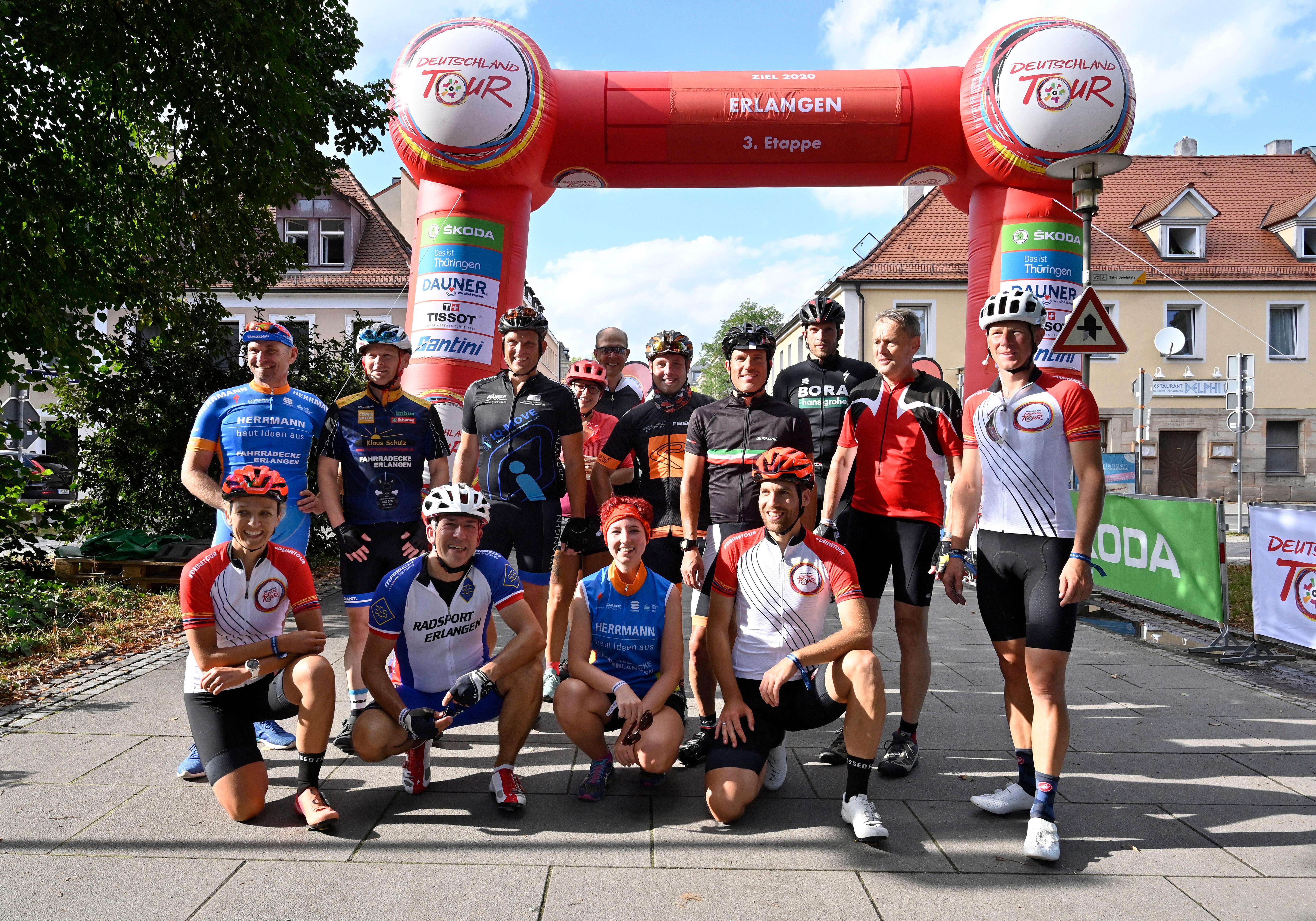 Die Gruppe im "Noon Ride", der Nachmittags-Tour über die Halb-Etappe. Alles richtig gemacht hatten sie auch in Bezug auf das Wetter. Während es vormittags noch geregnet hatte, fuhren diese Starter fast nur unter strahlendem Sonnenschein.