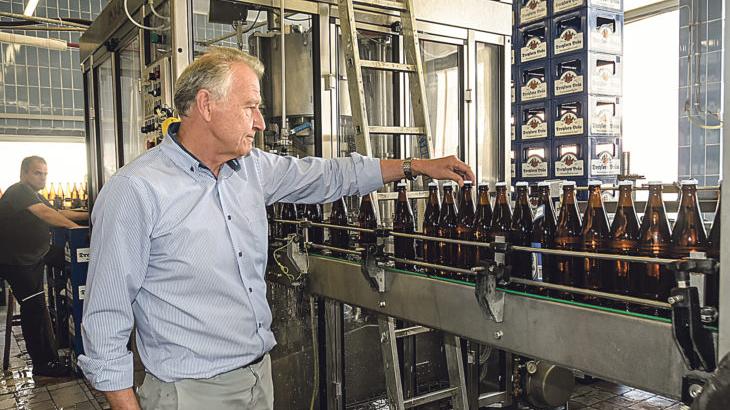  In der Laufer Dreykorn-Brauerei kontrolliert Geschäftsführer und Braumeister Friedrich Vogel die Bier-Abfüllanlage. Auch er bemerkt die größere Nachfrage bei Flaschenbier und natürlich den dazugehörigen Kästen.