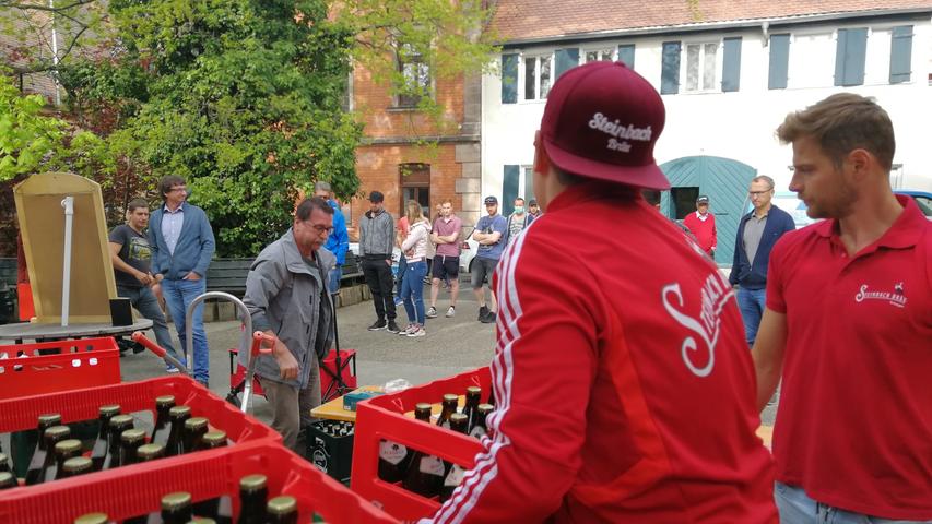 Die Zusammenarbeit mit einem Hallerndorfer Abfüller mit Bergkirchweihbier in eigenen Flaschen und Kästen erwies sich dann aber nicht nur als Ausweg, sondern als Verkaufsschlager. Die Bierfans standen Schlange, obwohl das Bier vergleichsweise teuer war.