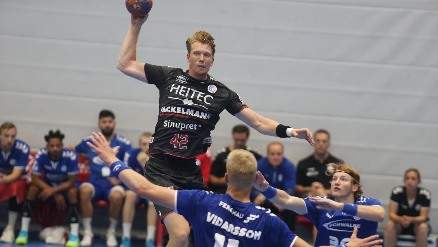 Noch besteht das Publikum für Simon Jeppsson und den HCE wie hier in Gummersbach lediglich aus Auswechselspielern. Noch besteht das Publikum für Simon Jeppsson und den HCE wie hier in Gummersbach lediglich aus Auswechselspielern.
