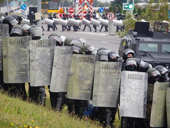 Minsk: Bereitschaftspolizisten mit Schutzschildern bewachen einen Protest. 