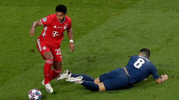 Abendzeitung (Deutschland): "Insbesondere in der ersten Halbzeit suchten beide Teams ihr Heil in der Offensive und leisteten sich in der Defensive kleinere Nachlässigkeiten, Keylor Navas und Manuel Neuer waren aber stets zur Stelle. Im zweiten Durchgang wurde PSG dann passiver und überließ den Bayern den Ball, um auf Konterchancen zu lauern."