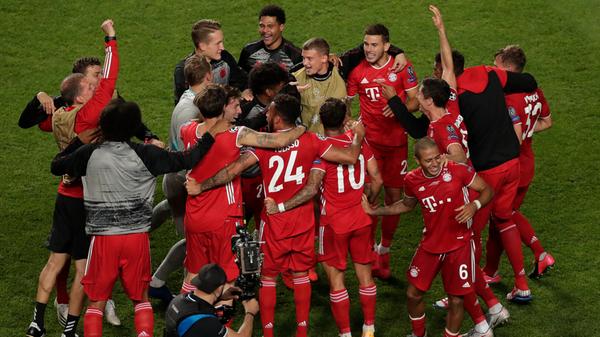 Gazzetta (Italien): "Der Fluch der Pariser geht weiter, versenkt von einem Jungen, der in ihrem Jugendbereich aufgewachsen ist. Für die Bayern ist es jedoch der Preis der absoluten Dominanz: Niemand hat es jemals geschafft, alle Champions-League-Spiele zu gewinnen, vom ersten der Gruppe bis zum letzten."