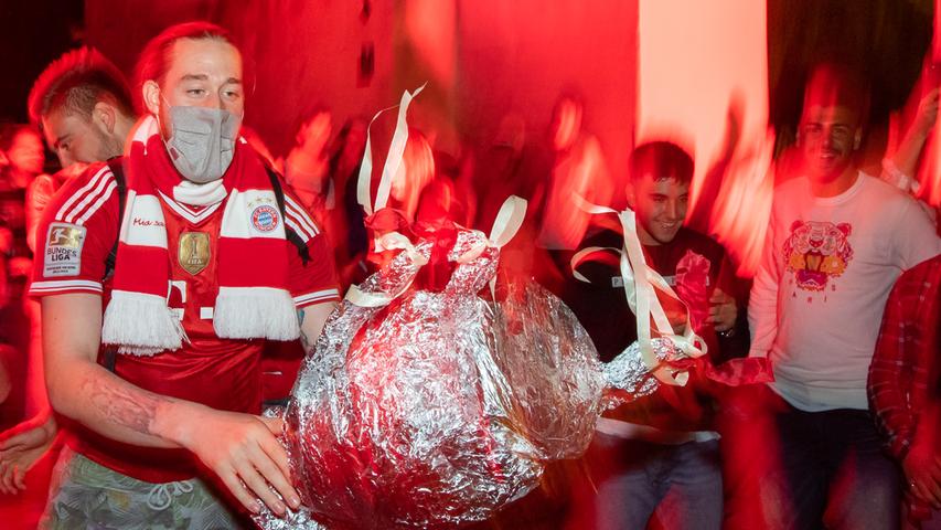 Autokorso, Fahnen und kaum Masken: Bayern-Fans feiern in München