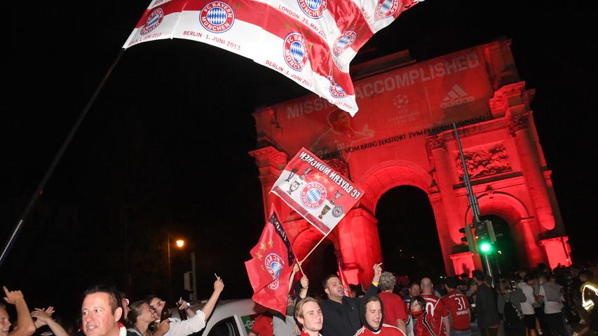 Autokorso, Fahnen und kaum Masken: Bayern-Fans feiern in München
