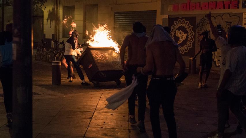 Bengalos und brennende Autos: Randale in Paris nach PSG-Niederlage