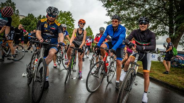 Die Deutschland Tour war zu Gast in Erlangen: Zwar ist das größte Straßenradrennen des Landes wegen Corona auf 2021 verschoben, einen Vorgeschmack aber gab es bereits. Beim "Dein Ride" konnten Hobbyfahrer die Original-Strecke hautnah kennenlernen.