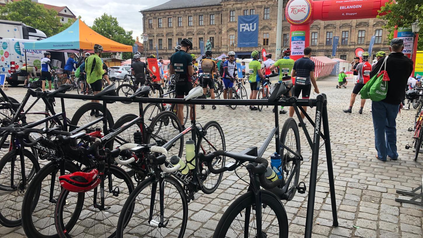 Den fahrbaren Untersatz haben die Oberbürgermeister schon, jetzt müssen sie nur noch mitradeln: Florian Janik und Marcus König starten am Sonntag mit anderen Radsport-Begeisterten am Erlanger Marktplatz eine gemeinsame Gruppen-Ausfahrt.