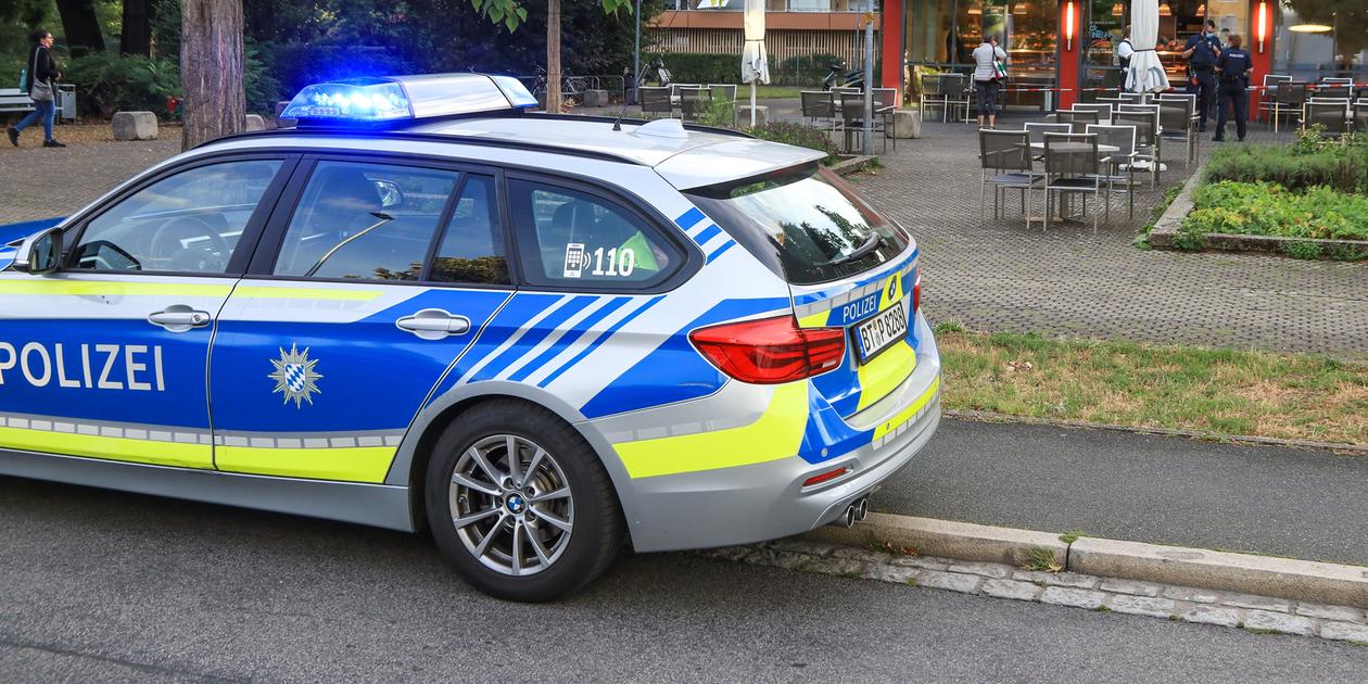 Exhibitionist in Bamberg masturbiert im Gebüsch - Polizei sucht Zeugen