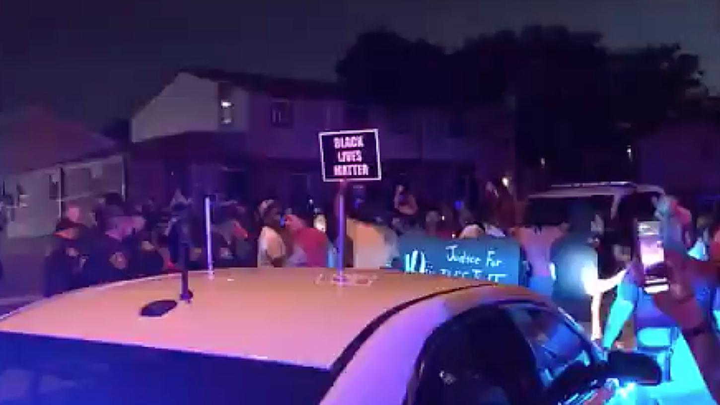 In diesem Videobild versammeln sich Demonstranten in der Nähe des Ortes, an dem ein Mann mutmaßlich von einem Polizisten angeschossen worden ist.