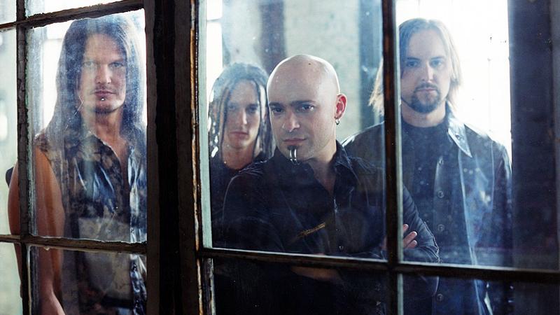 Bis zum Juni 2014 verkauften Disturbed weltweit insgesamt mehr als 14 Millionen Tonträger. Die amerikanische Metal-Band legte im Oktober 2011 eine unbefristete Pause ein, bevor sie im Sommer 2015 wieder zusammenfand.