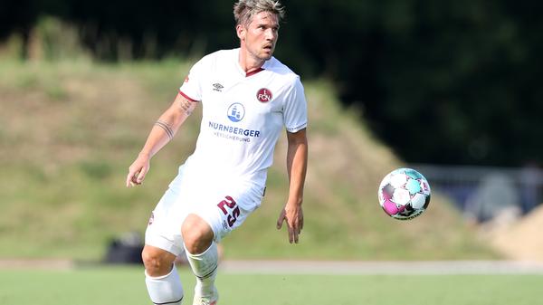 Auswärts läuft der Club wie eh und je im schlichten weißen Dress auf. Der auffällige Streifen auf der Brust ist verschwunden, nun prangt dort nur noch der Hauptsponsor, die Nürnberger Versicherungen.