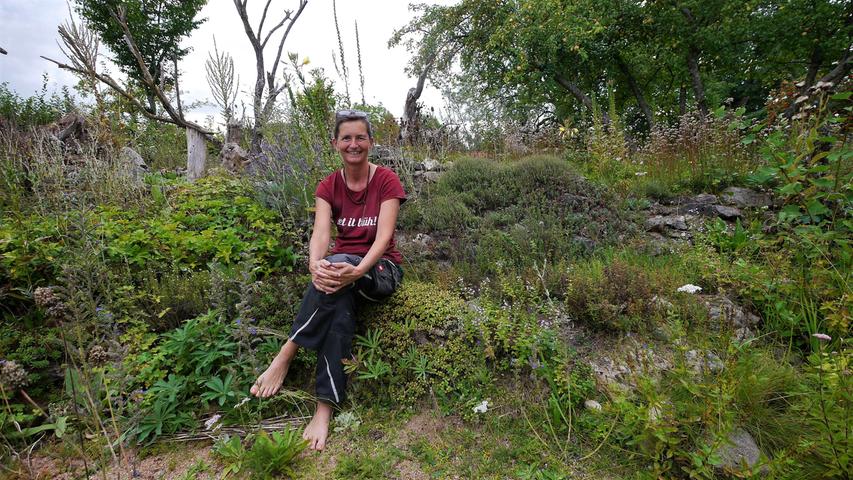 Birgit Helbig geht in ihrem Garten jeden Tag auf Entdeckungstour. Meistens findet sie auch Neues.