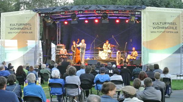 Die „Kulturinsel Wöhrmühle MiniPop Open Air“ sorgt dafür, dass es im Corona-Sommer ein kleines und anspruchsvolles Open-Air-Kulturprogramm gibt.
