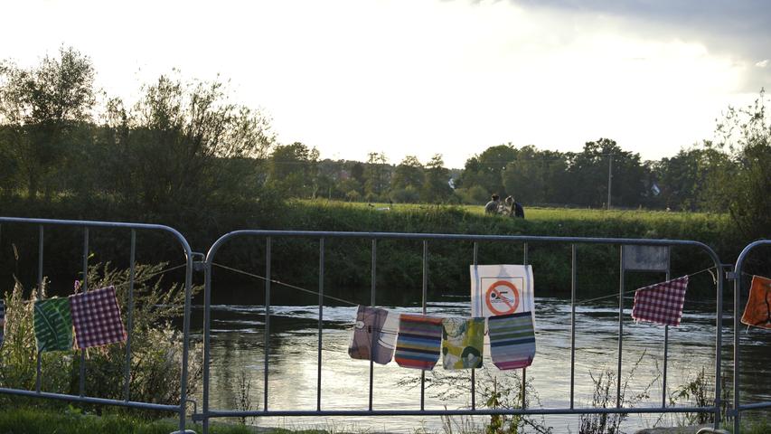 Zur Sicherheit des Publikums ist der Uferzugang zum Fluss gesperrt.