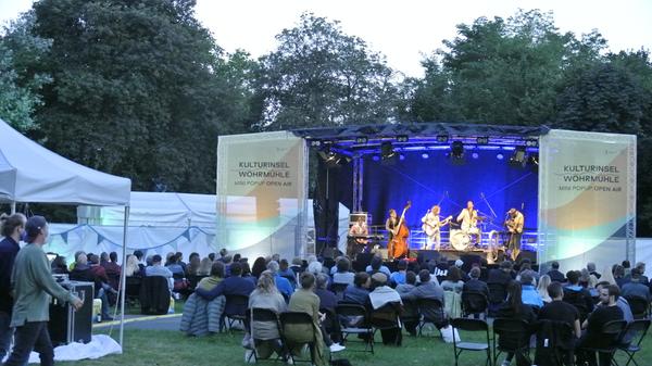 In Franken war er schon öfters zu Gast und so ist den meisten der zirka 170 Besucher auf der Kulturinsel Wöhrmühle das zauselige Zigaretten-Bürschla im stilvollen Siebziger-Jahre-Outfit wohl vertraut.