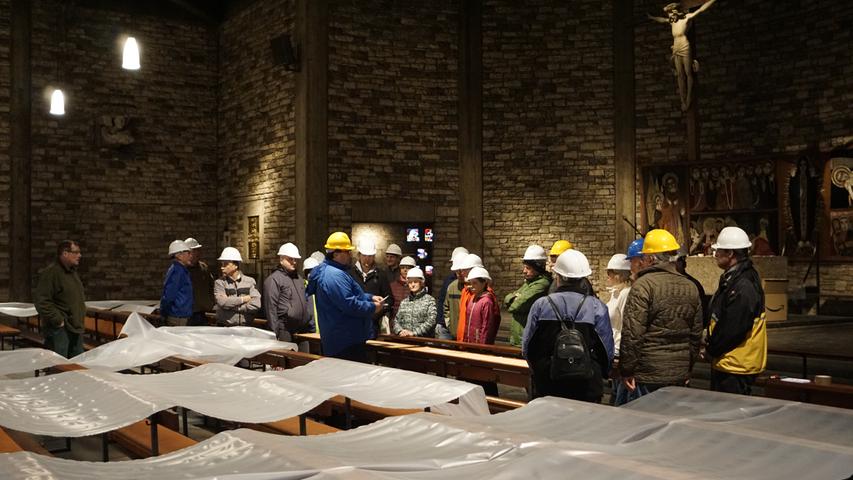 Bevor die  Dachsanierung an dem Gotteshaus in der Nürnberger Straße richtig losgehen konnte, mussten erst noch alle Kirchenbänke abmontiert und ausgeräumt werden.