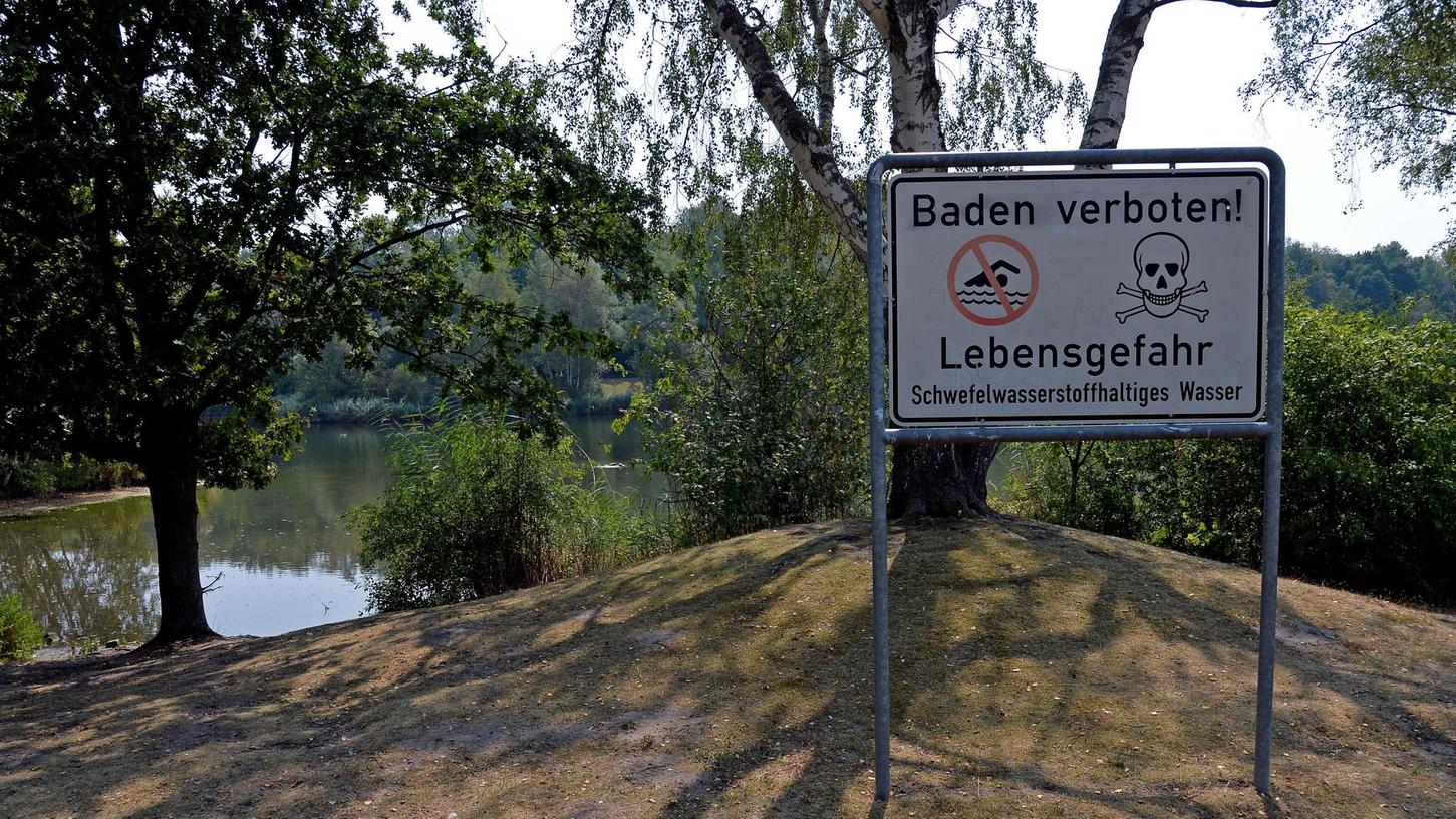 Seit Jahren weisen "Baden verboten!“-Schilder am Rand des Silbersees auf die Lebensgefahr wegen des schwefelwasserstoffhaltigen Wassers hin.