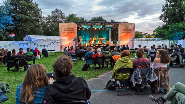 Entspannter Folk und nachdenkliche Lieder beim Open Air auf der Kulturinsel Wöhrmühle.