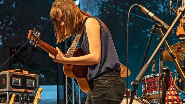 Entspannter Folk und nachdenkliche Lieder beim Open Air auf der Kulturinsel Wöhrmühle.