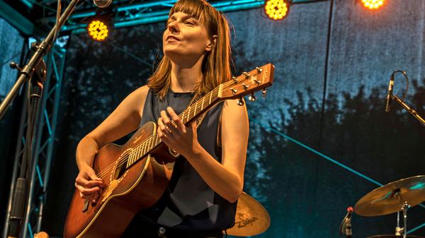 Entspannter Folk und nachdenkliche Lieder beim Open Air auf der Kulturinsel Wöhrmühle.