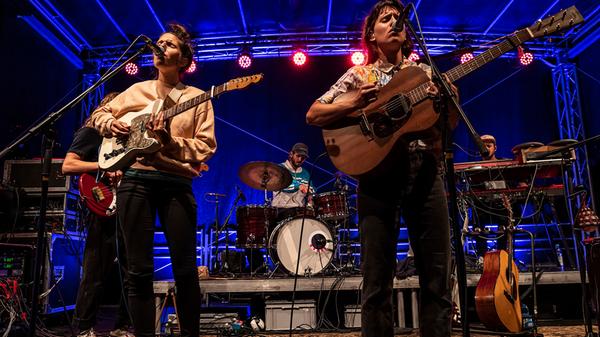Entspannter Folk und nachdenkliche Lieder beim Open Air auf der Kulturinsel Wöhrmühle.