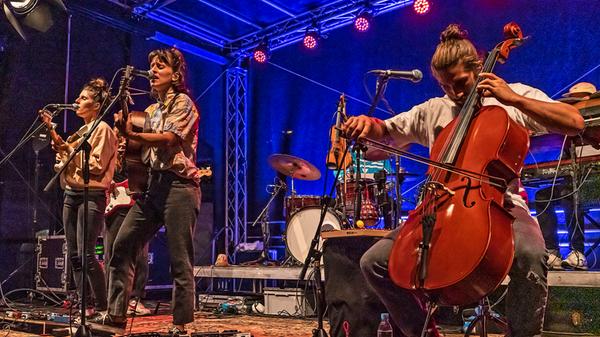Entspannter Folk und nachdenkliche Lieder beim Open Air auf der Kulturinsel Wöhrmühle.