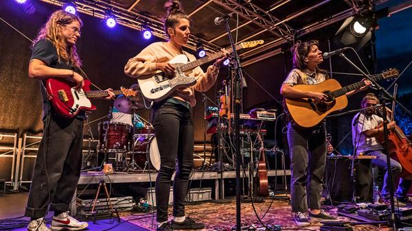 Entspannter Folk und nachdenkliche Lieder beim Open Air auf der Kulturinsel Wöhrmühle.